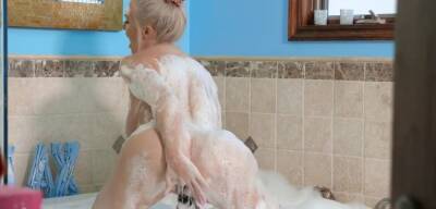 Room Stepsons Fucking His Big Tits Blonde Stepmom In The Shower - theyarehuge.com