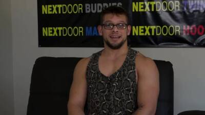 Shaved hunky geek wanking at audition - nvdvid.com