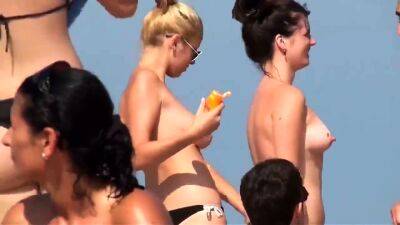 Femme aux seins nus aux gros seins est filmee par un voyeur - drtuber