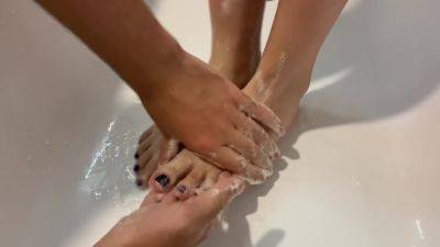 I Went Into The Bathroom And Helped My Stepsister Wash Her Beautiful Feet - upornia
