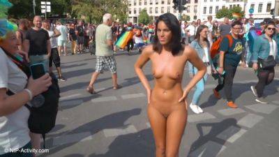 Nude In Public Video Girl Strips Naked And Takes A Walk Thr - upornia